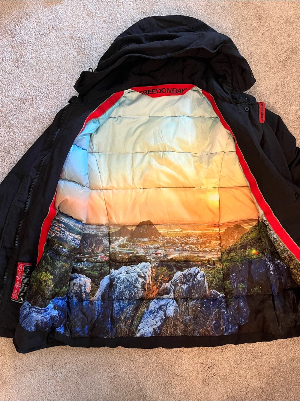 Freedomday Women’s Down Parka Coat, size XL, black w sunset cityscape lining